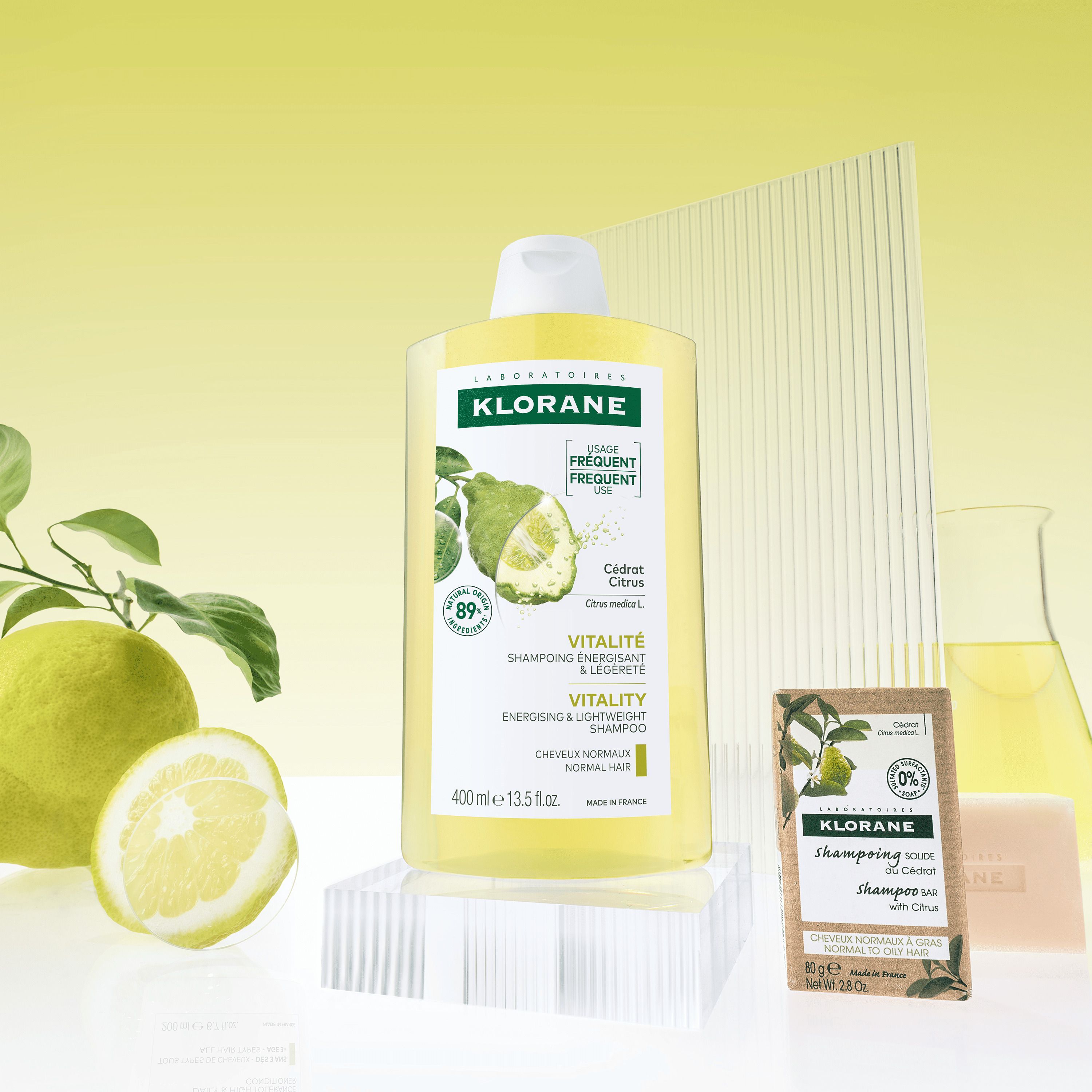 Flacon de shampooing Klorane et citron. Sur socle. Autres produits.