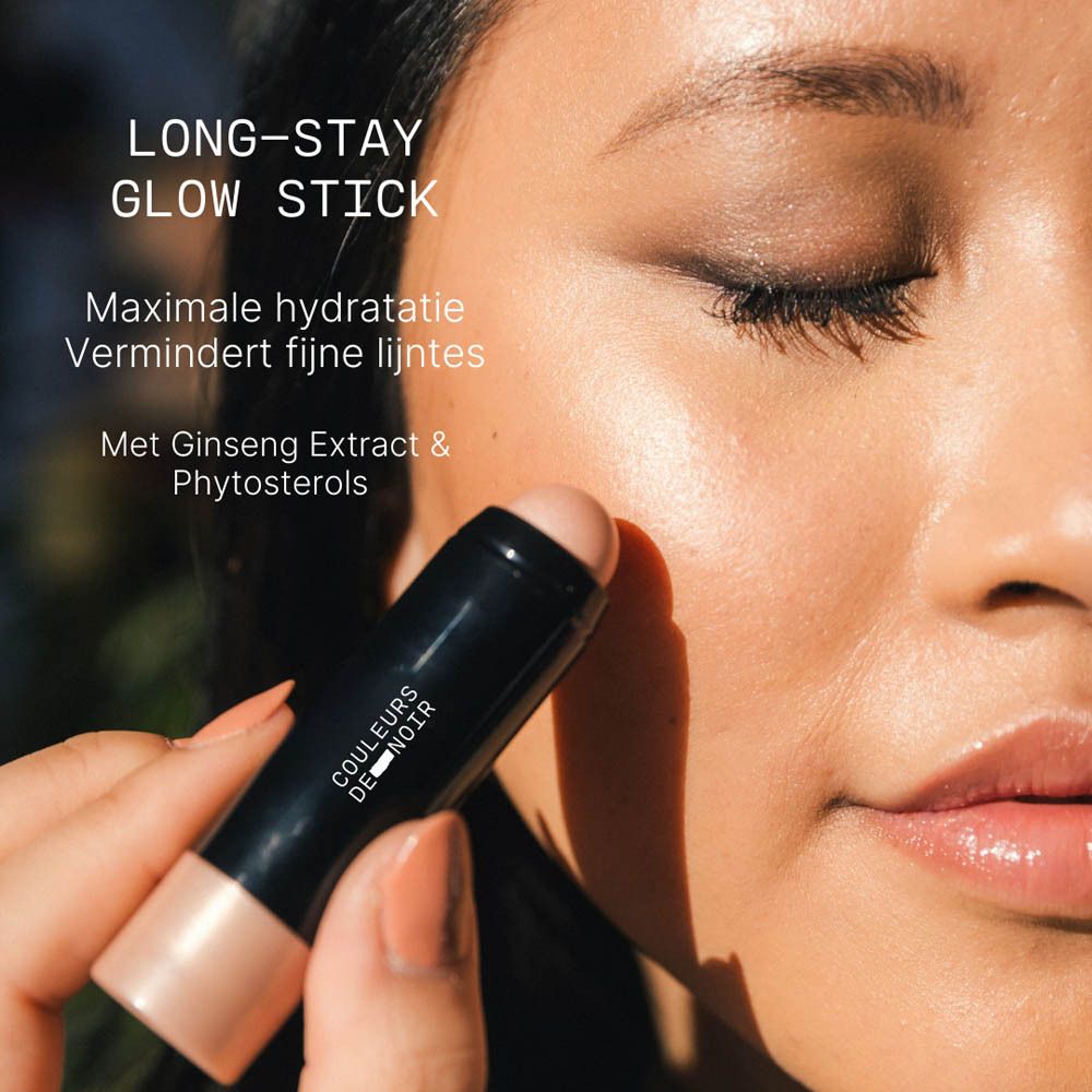 Vrouw met Glow Stick. Product wordt op de wang aangebracht.