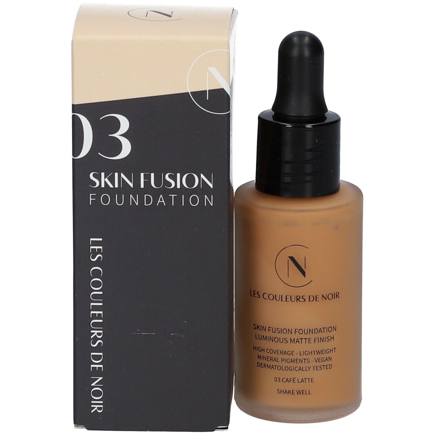 Flacon de fond de teint à côté de l'emballage. Liquide brun, bouchon noir. Emballage: Les Couleurs de Noir, 03 Skin Fusion.