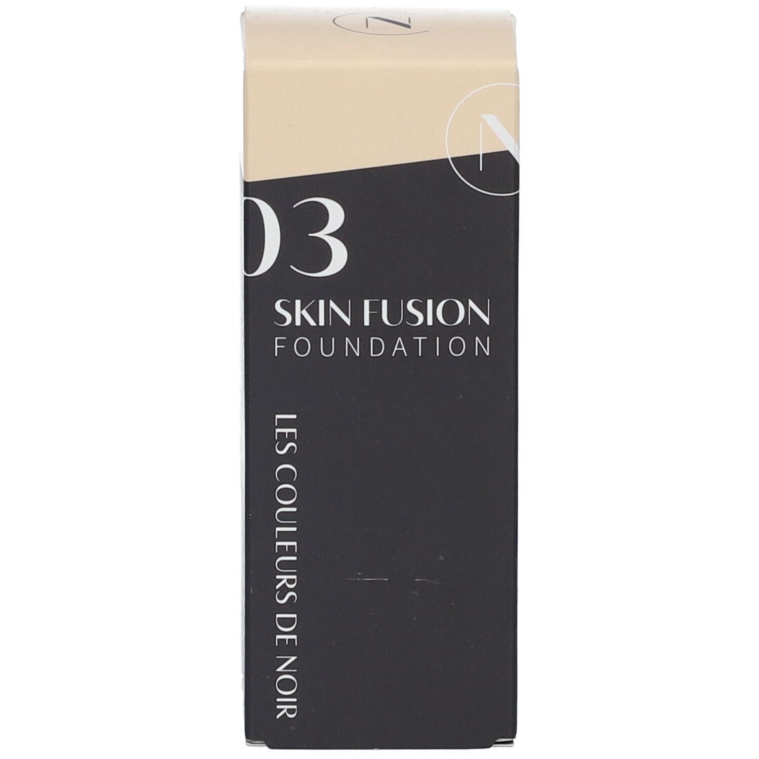 Emballage de fond de teint. Inscription: Les Couleurs de Noir, 03 Skin Fusion Foundation.