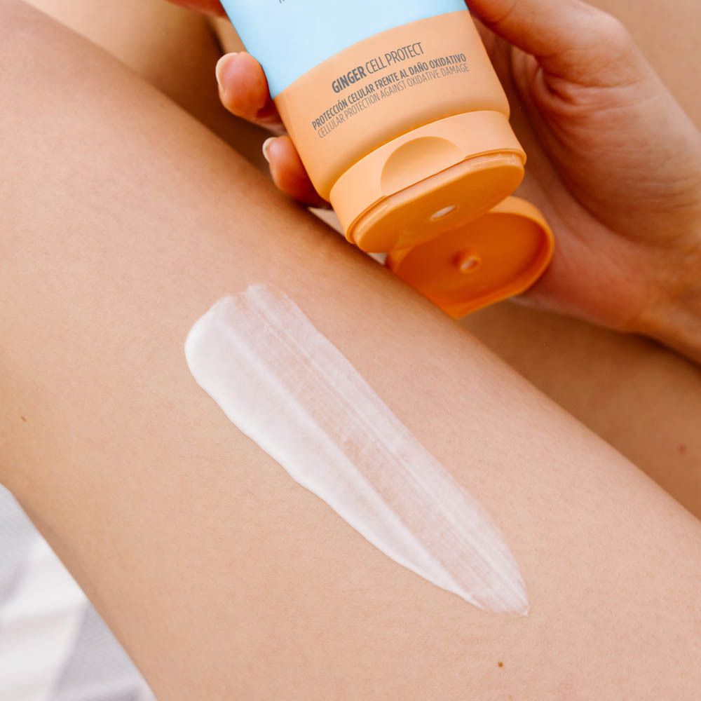 Crème aangebracht op de huid. ISDIN Fotoprotector Gel Cream Wet Skin 50.