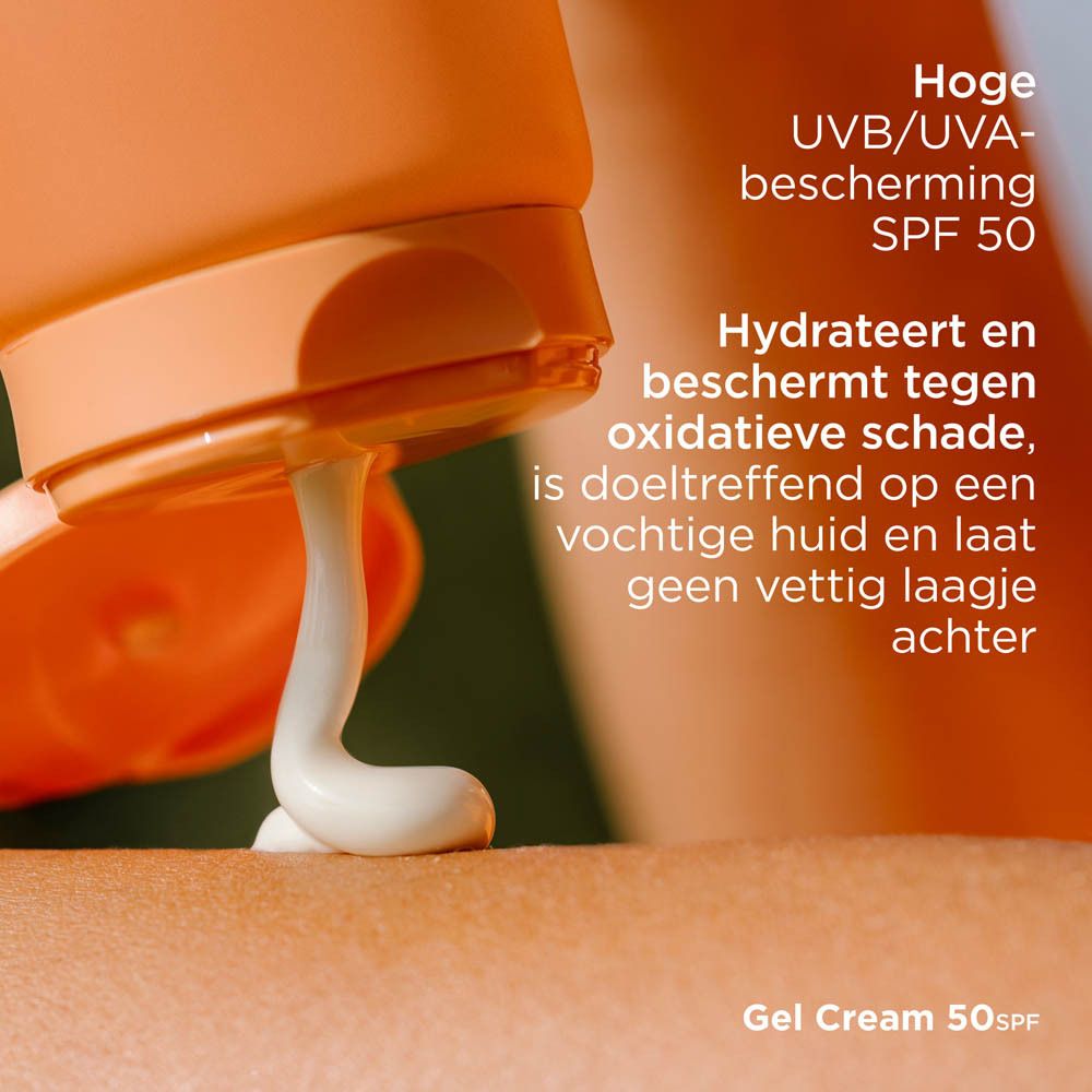 Crème komt uit de tube op de huid. Tekst: Gel Cream 50 SPF.