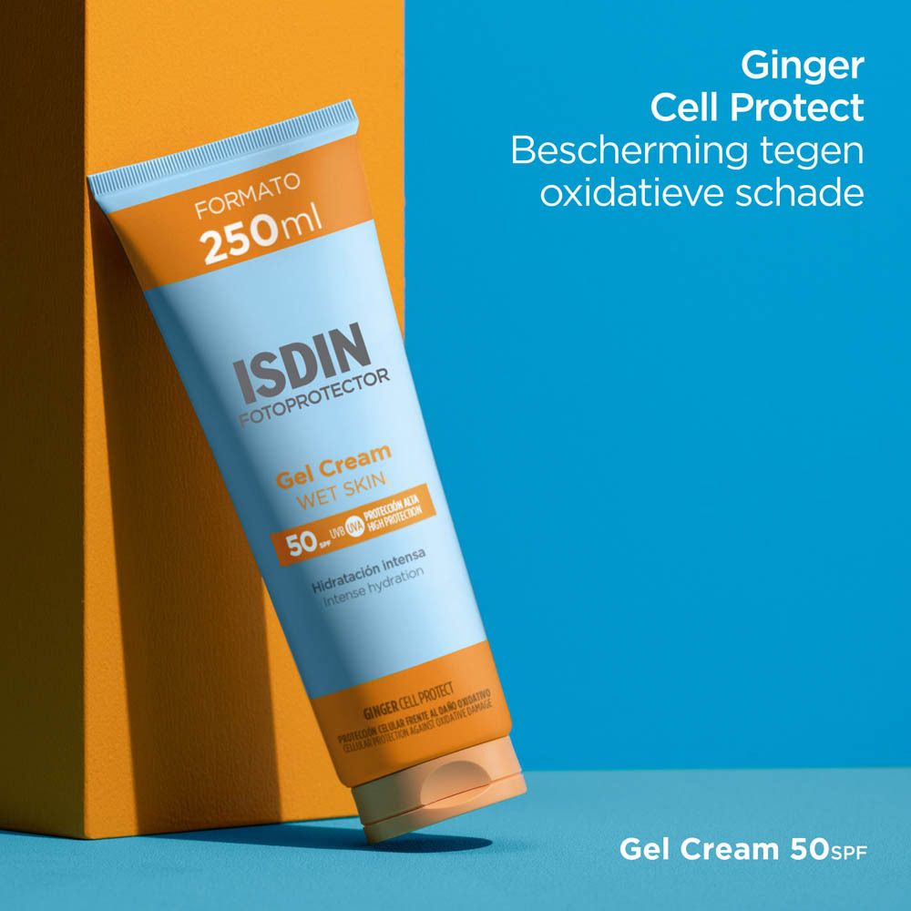 ISDIN Fotoprotector Gel Cream Wet Skin 50. Product op blauwe achtergrond. Tekst.