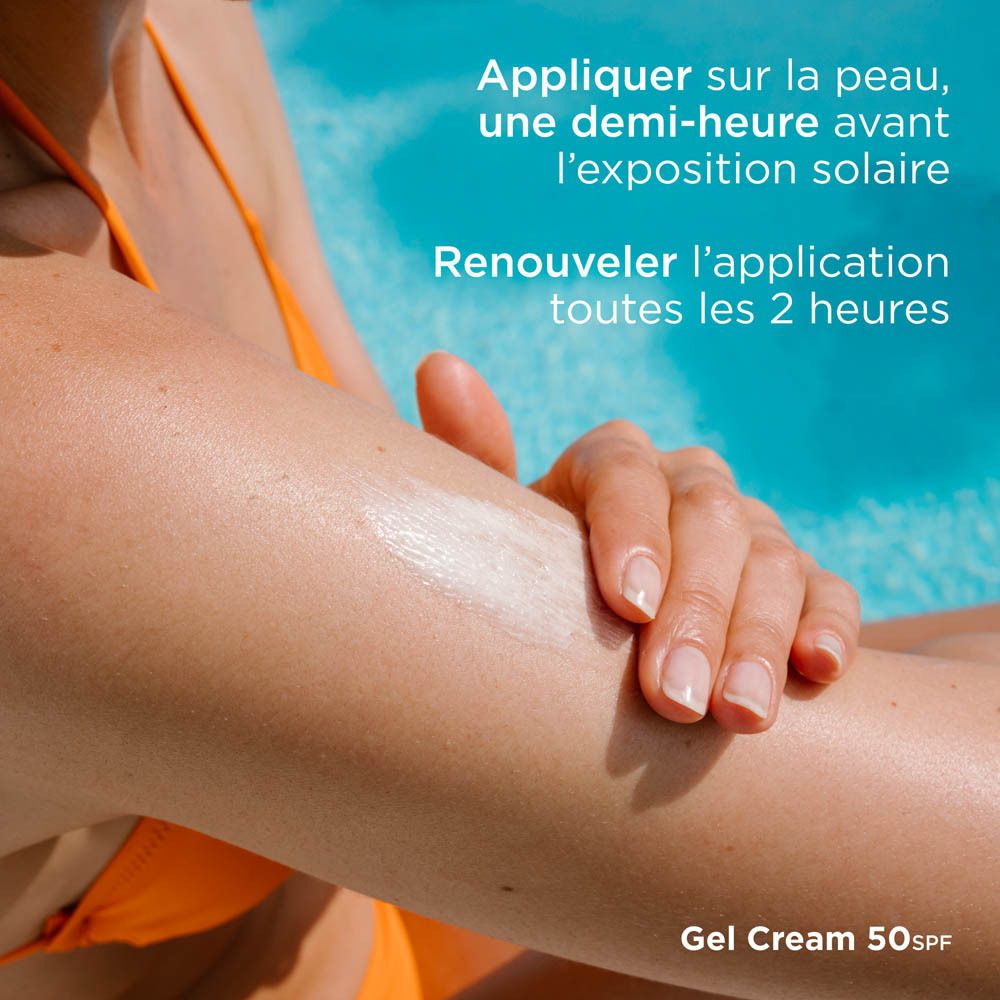 Femme appliquant de la crème solaire. Texte : Gel Cream 50 SPF. Au bord de la piscine.