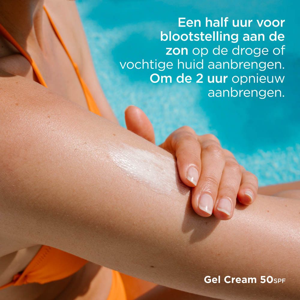 Vrouw brengt zonnecrème aan. Tekst: Gel Cream 50 SPF. Bij het zwembad.