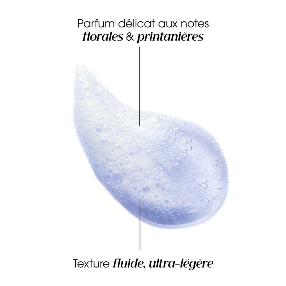 Texture de shampooing bleue. Texte: 'Parfum délicat aux notes florales & printanières' et 'Texture fluide, ultra-légère'.