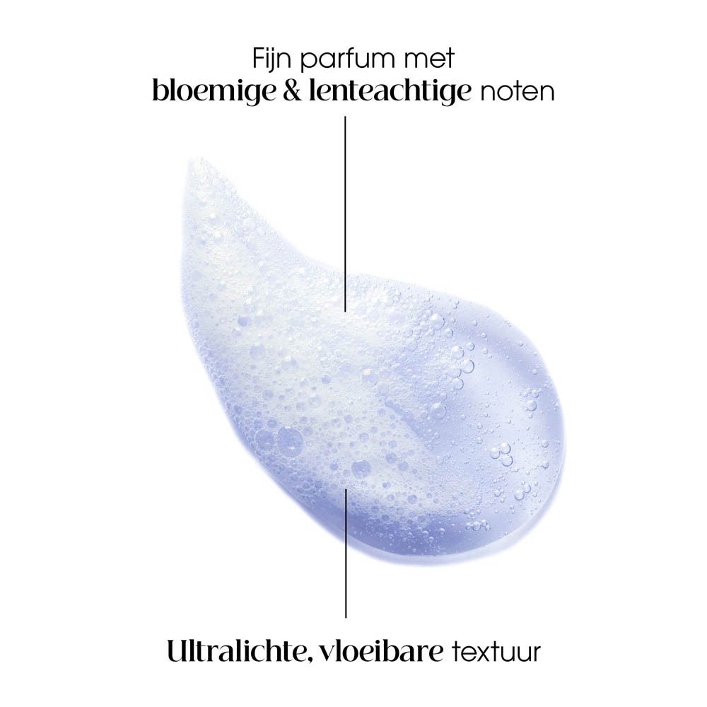 Blauwe shampoo textuur. Tekst: 'Fijn parfum met bloemige & lenteachtige noten' en 'Ultralichte, vloeibare textuur'.
