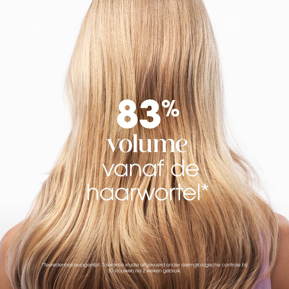 Achteraanzicht van blond haar. Tekst: '83% volume vanaf de haarwortel'.