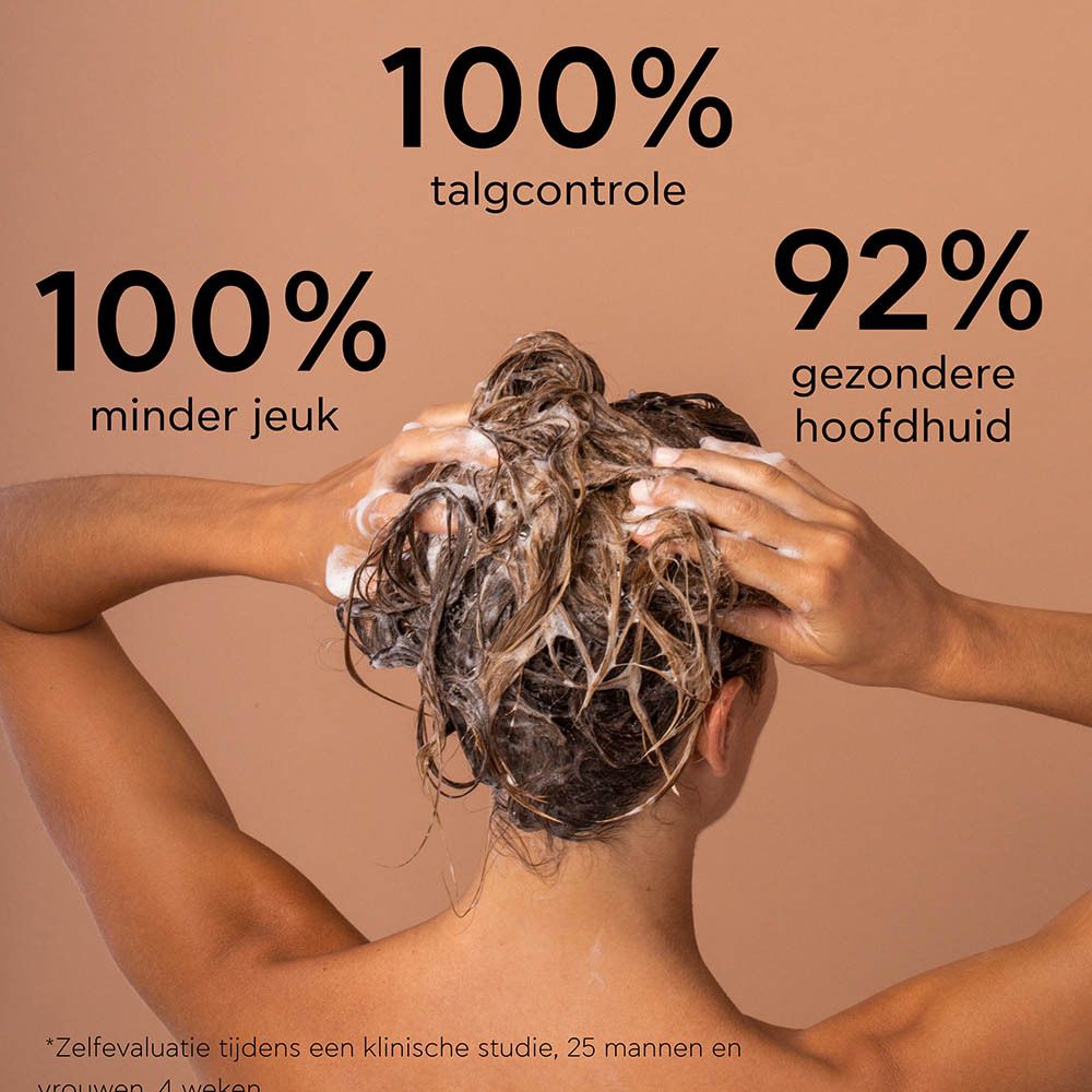 Fles naast vuilnisbak. Tekst: 100% recyclebaar, 50% gerecycled. Gelieve te recycleren.