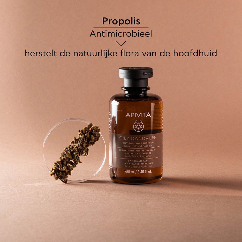 Persoon toont schuim op het hoofd. Tekst: 100% minder jeuk, 100% talgcontrole, 92% gezondere hoofdhuid.