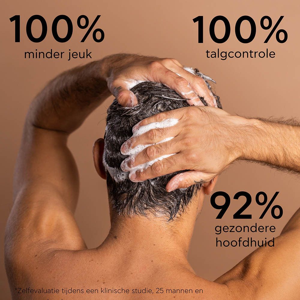 Bruine fles met zwarte dop. Opschrift: APIVITA, OILY DANDRUFF, 250 ml. Met bladeren.