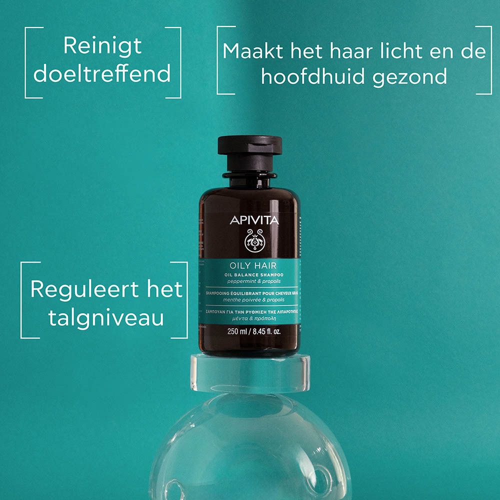 Achterkant van de APIVITA Oily Hair Shampoo fles met gebruiksinstructies.