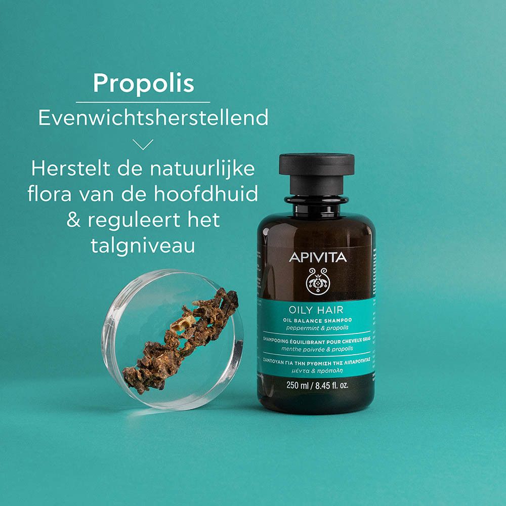 APIVITA Oily Hair Shampoo fles met zwarte dop, 250 ml, zijaanzicht.