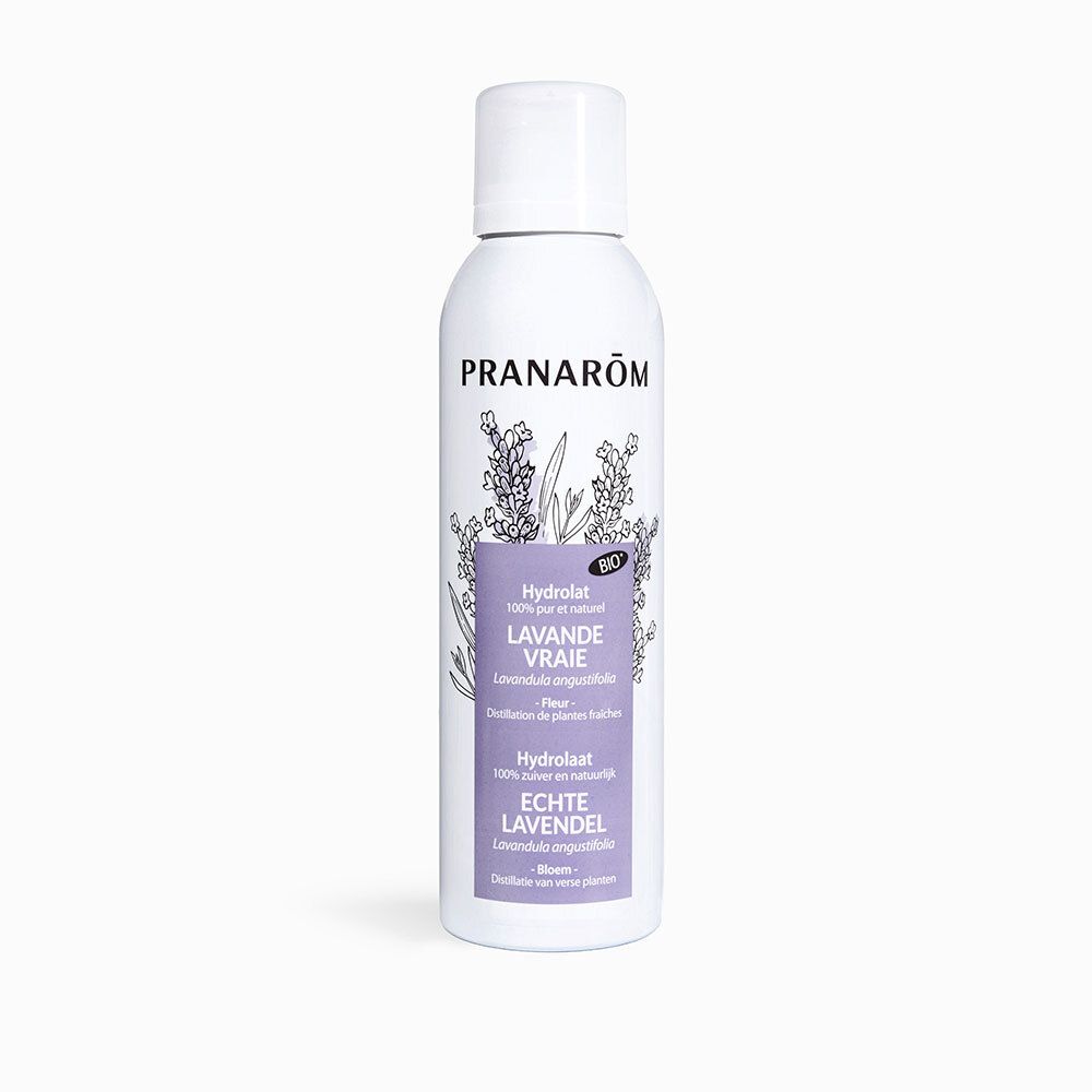 Flacon spray blanc avec étiquette violette. Inscription PRANAROM, Lavande Vraie, Hydrolat. Avec bouchon blanc.