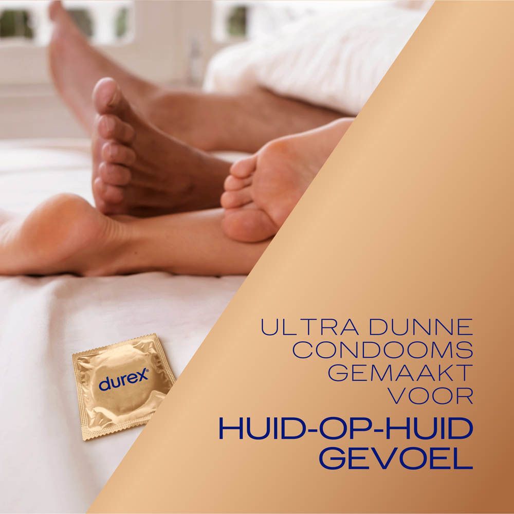 Close-up van voeten op een bed. Enkele condoomverpakking met "durex" logo.