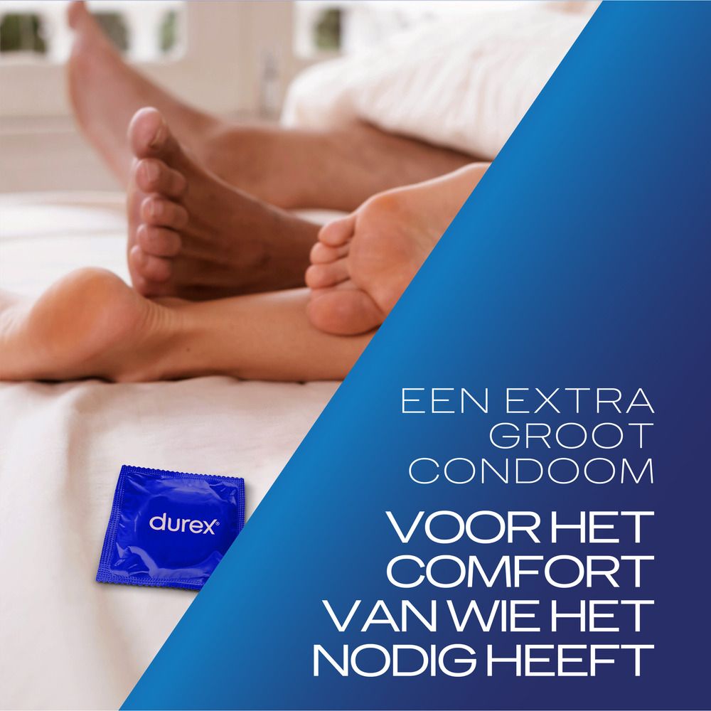 Koppel in bed, condoom in blauwe verpakking. Tekst: Een extra groot condoom voor het comfort van wie het nodig heeft.