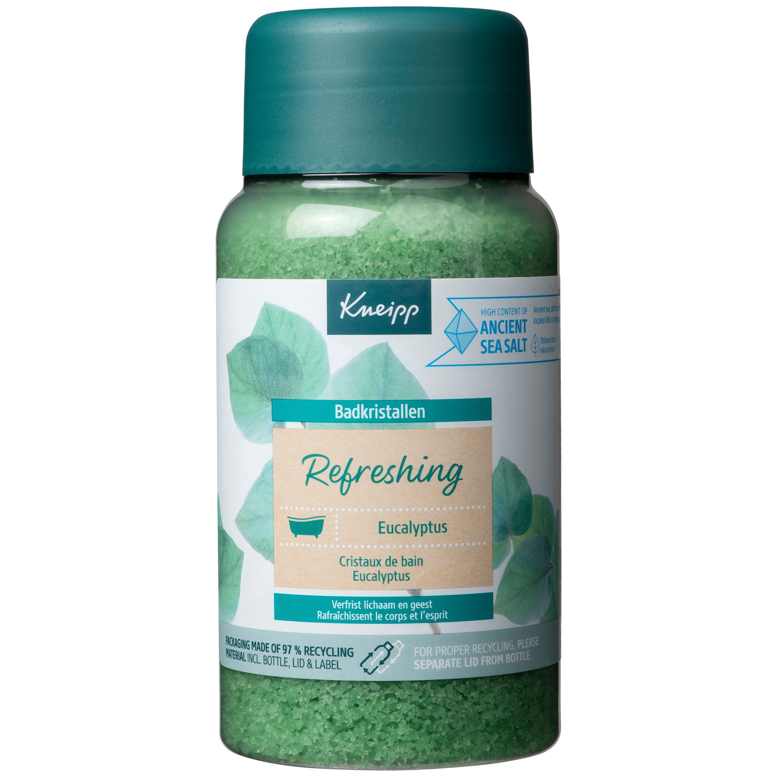 Groene badkristallen in een fles met groene dop. Opschrift: Kneipp, Refreshing, Eucalyptus. Fles van gerecycled materiaal.