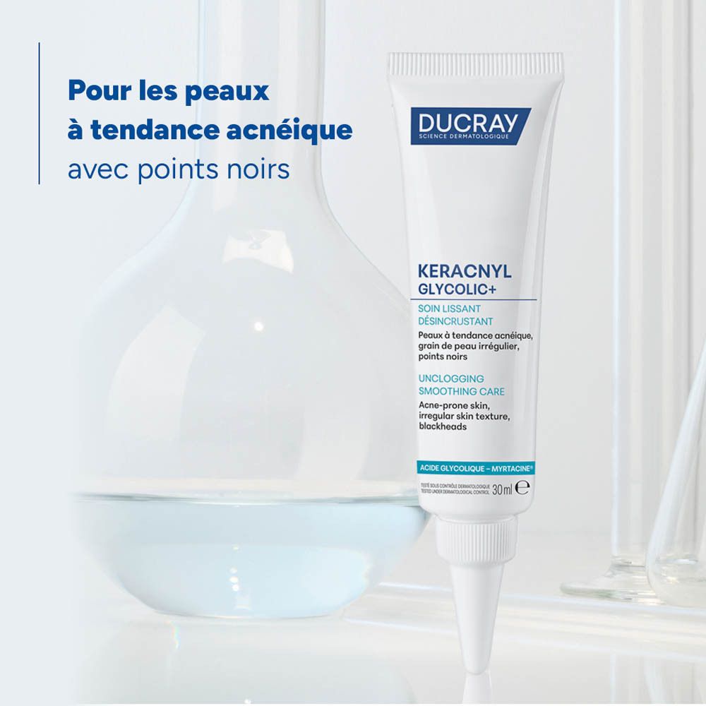 Scène de laboratoire. Tube Ducray Keracnyl Glycolic+. Texte: Pour les peaux à tendance acnéique avec points noirs.