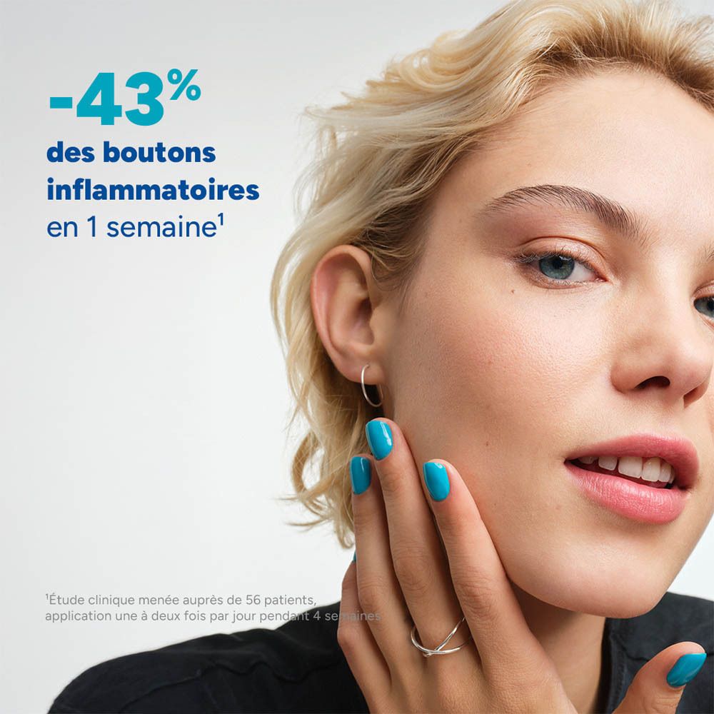 Visage d'une femme. Texte: -43% des boutons inflammatoires en 1 semaine. Ongles bleus.