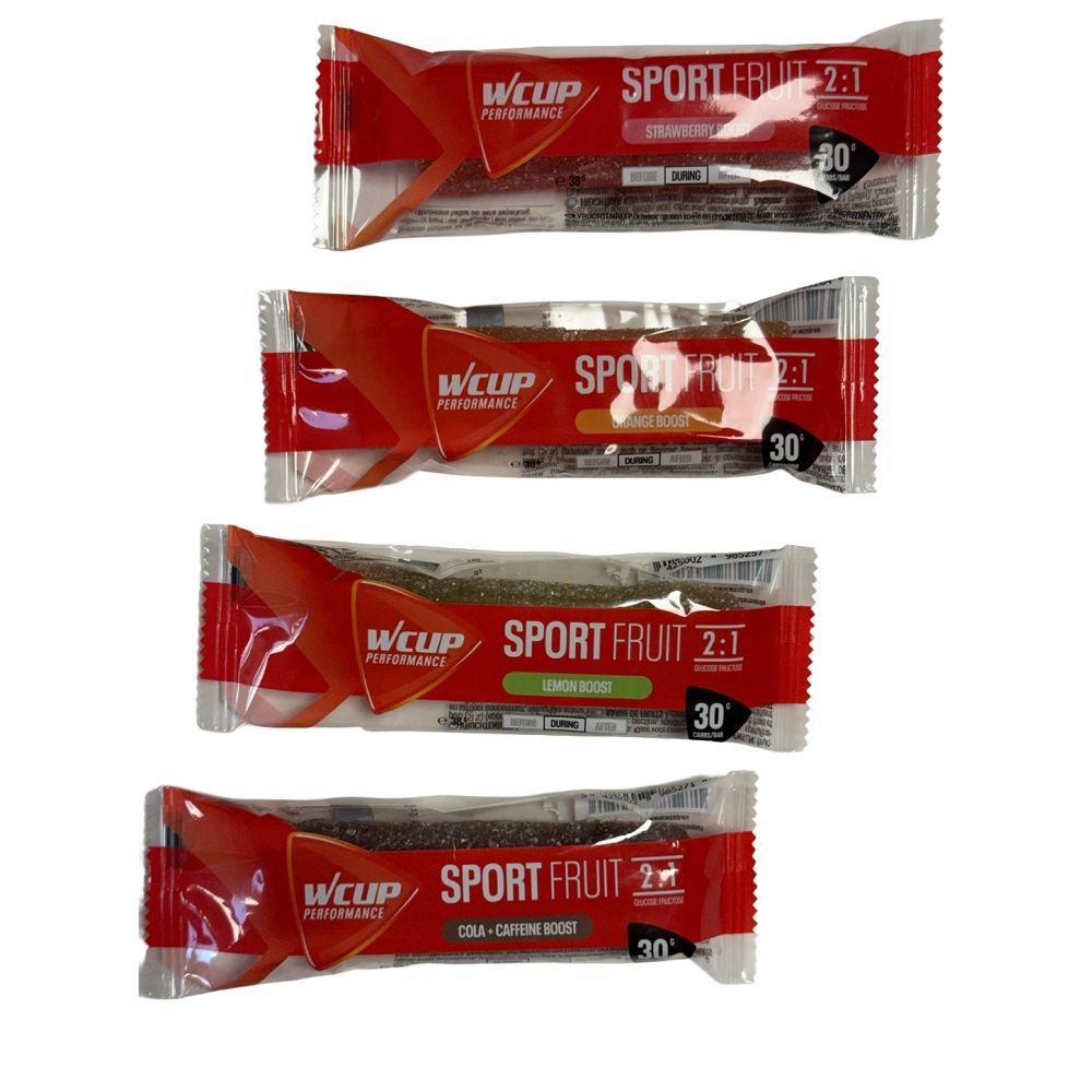 Quatre barres WCUP Sport Fruit 2:1 emballées individuellement, saveurs Strawberry, Orange Boost, Lemon Boost et Cola Caffeine Boost.