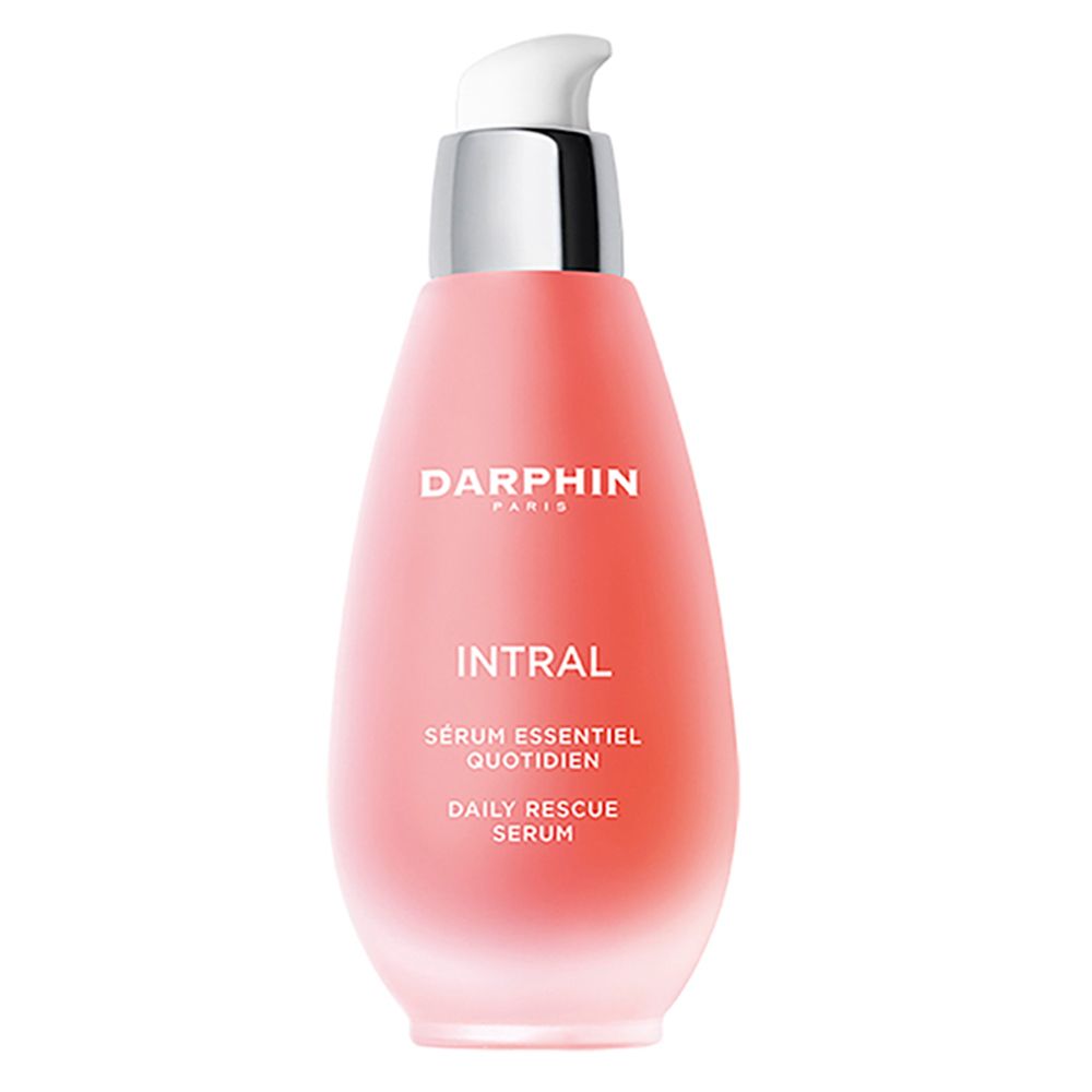 Flacon de sérum rose avec pompe argentée. Texte : Darphin, Intral, Daily Rescue Serum.