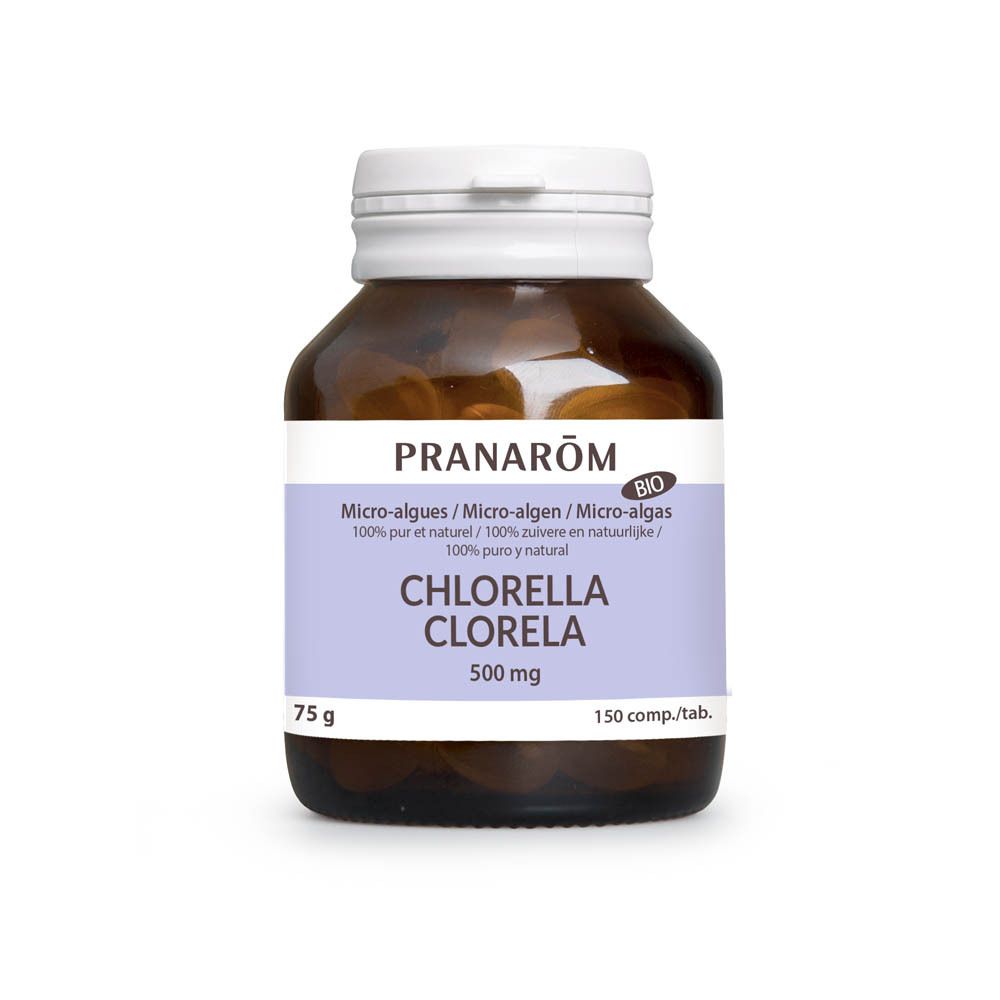 Flacon en verre brun avec bouchon blanc. Étiquette avec nom du produit, marque et label bio. Contient des comprimés de Chlorella.