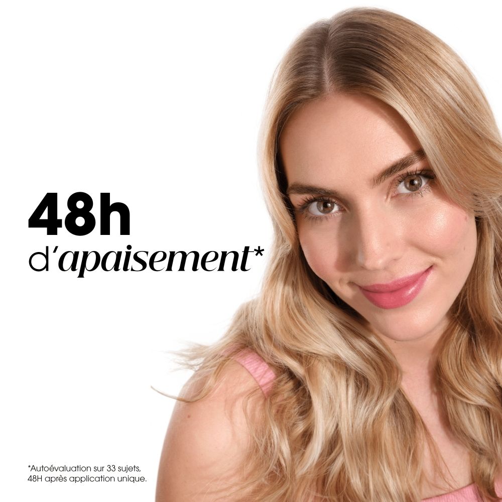 Femme aux cheveux brillants, 48h d'apaisement pour le cuir chevelu.