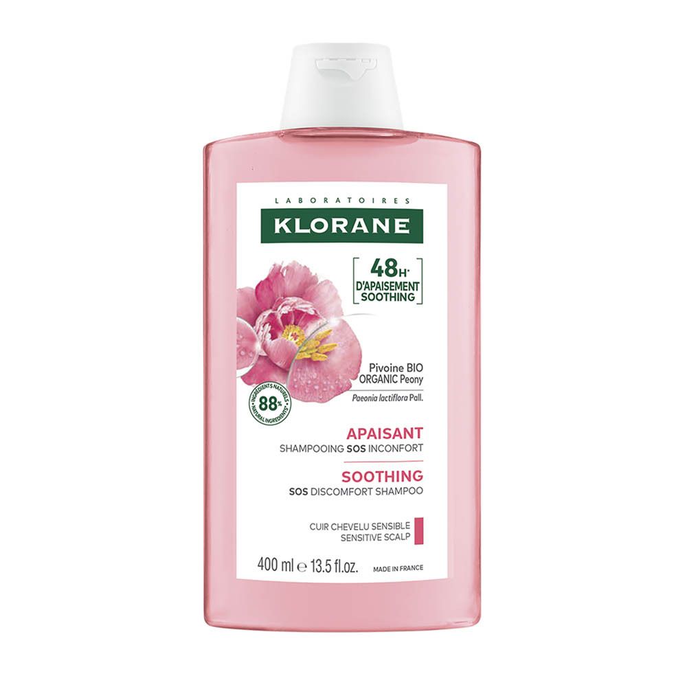 Roze shampoo fles. Tekst met productinfo. Roze bloem. Tekst: Klorane, Apaisant, 48h d'apaisement.