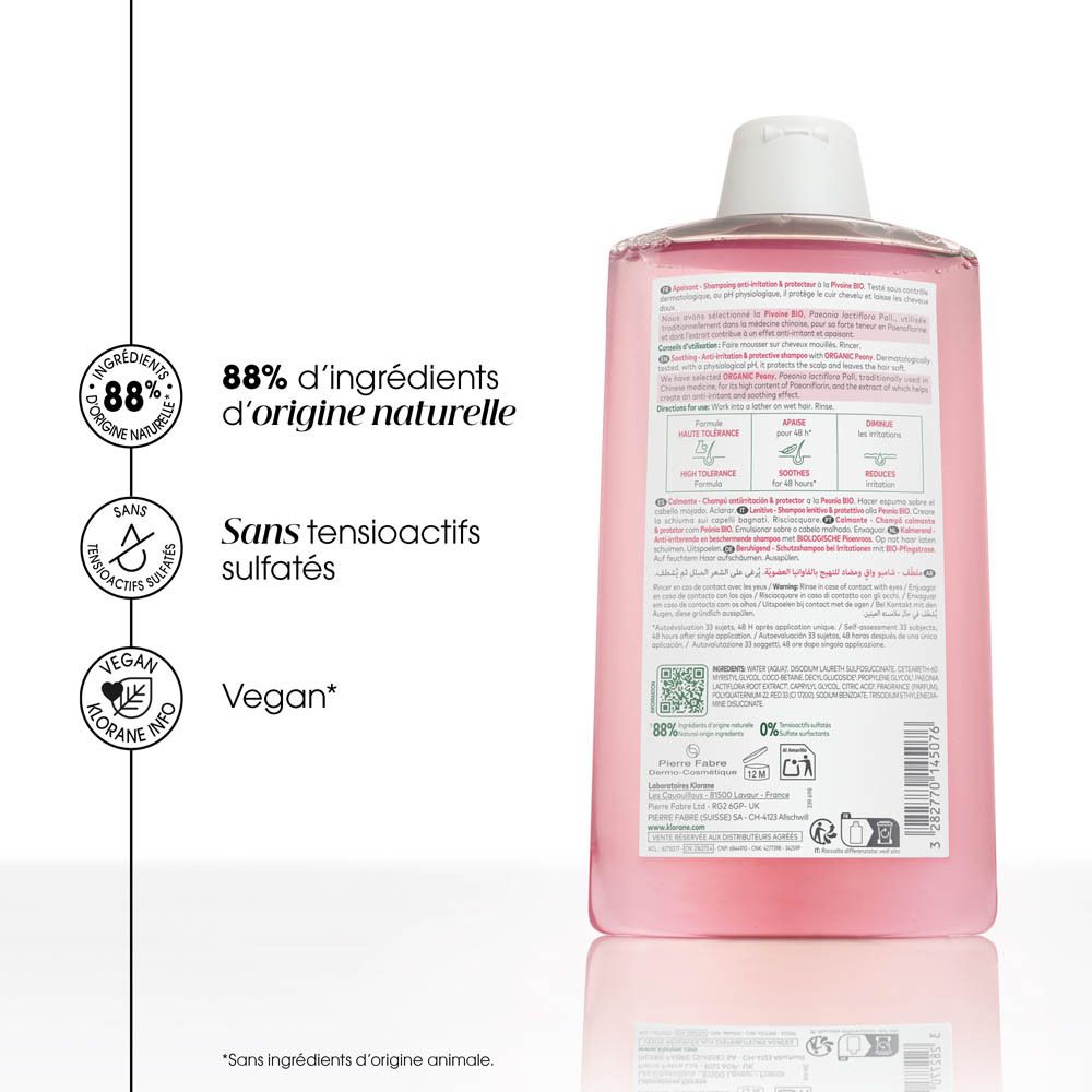 Gros plan sur la texture du shampooing. Texte: Parfum relaxant aux notes de rose & bois de santal, Texture fluide.