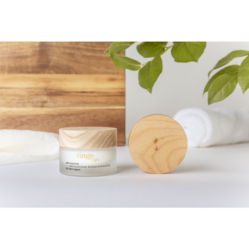Crèmepot met houten deksel en los deksel. Opschrift: skin booster, met bushclover, zoethout en skullcap.