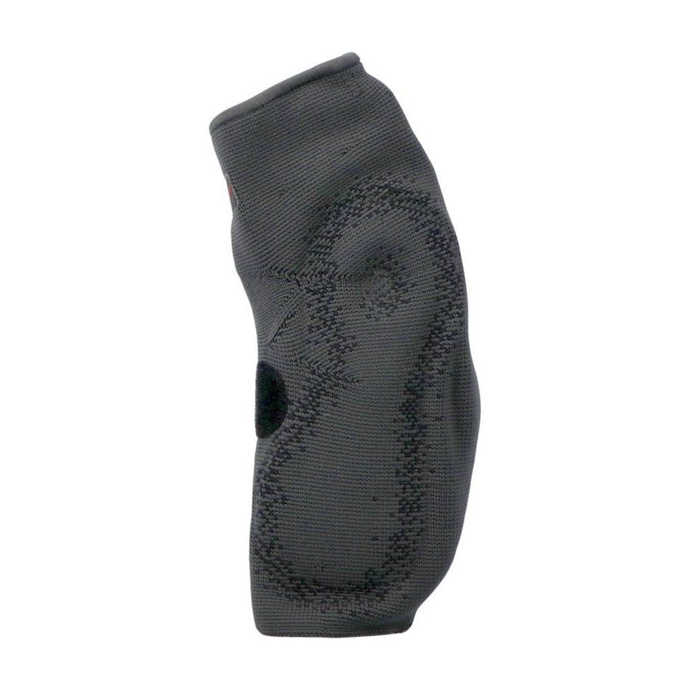 Grijze elleboogbrace. Klittenbandsluiting. Flexibel materiaal. Zijaanzicht.