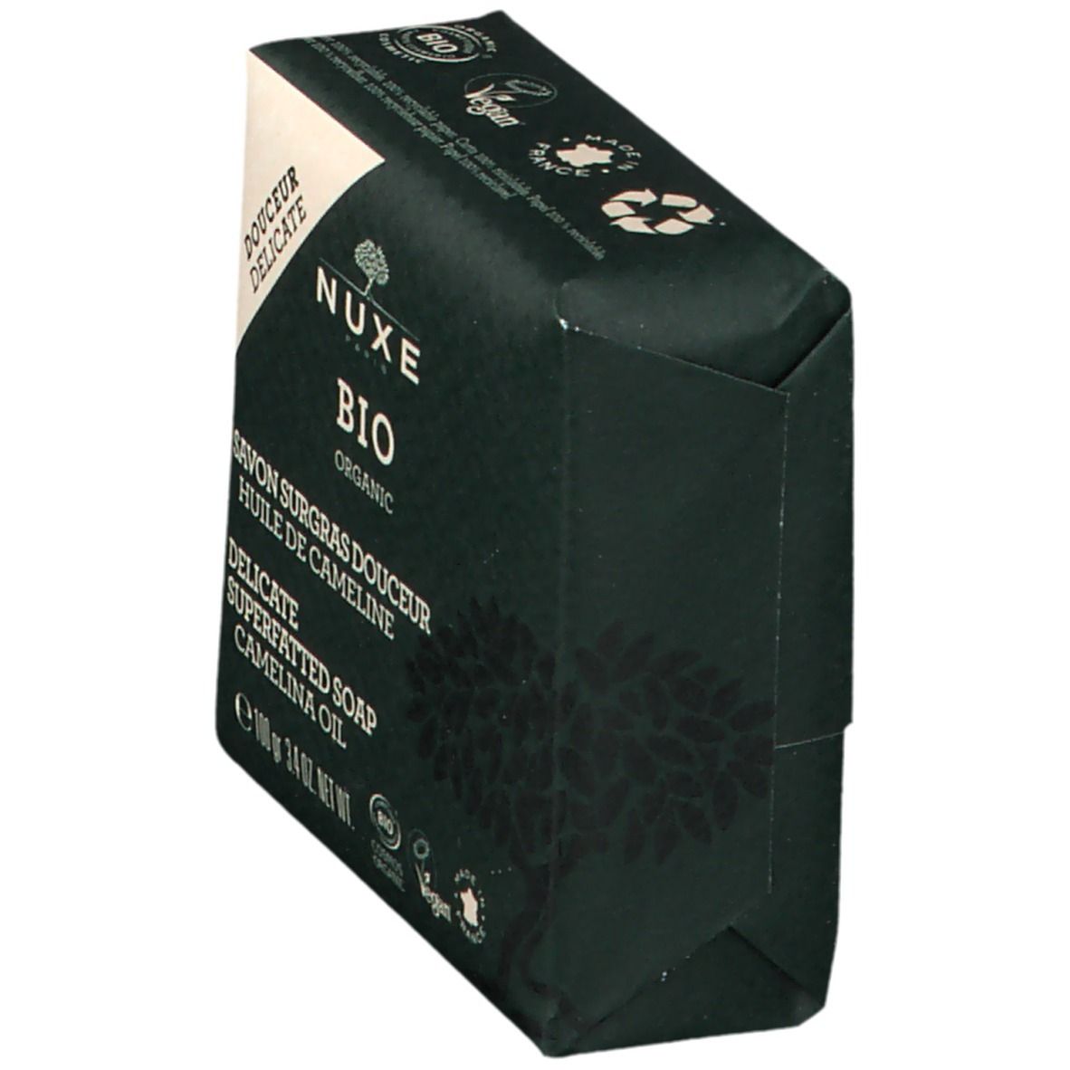 Zwarte verpakking met Nuxe Bio logo en productinformatie. Hoekweergave.