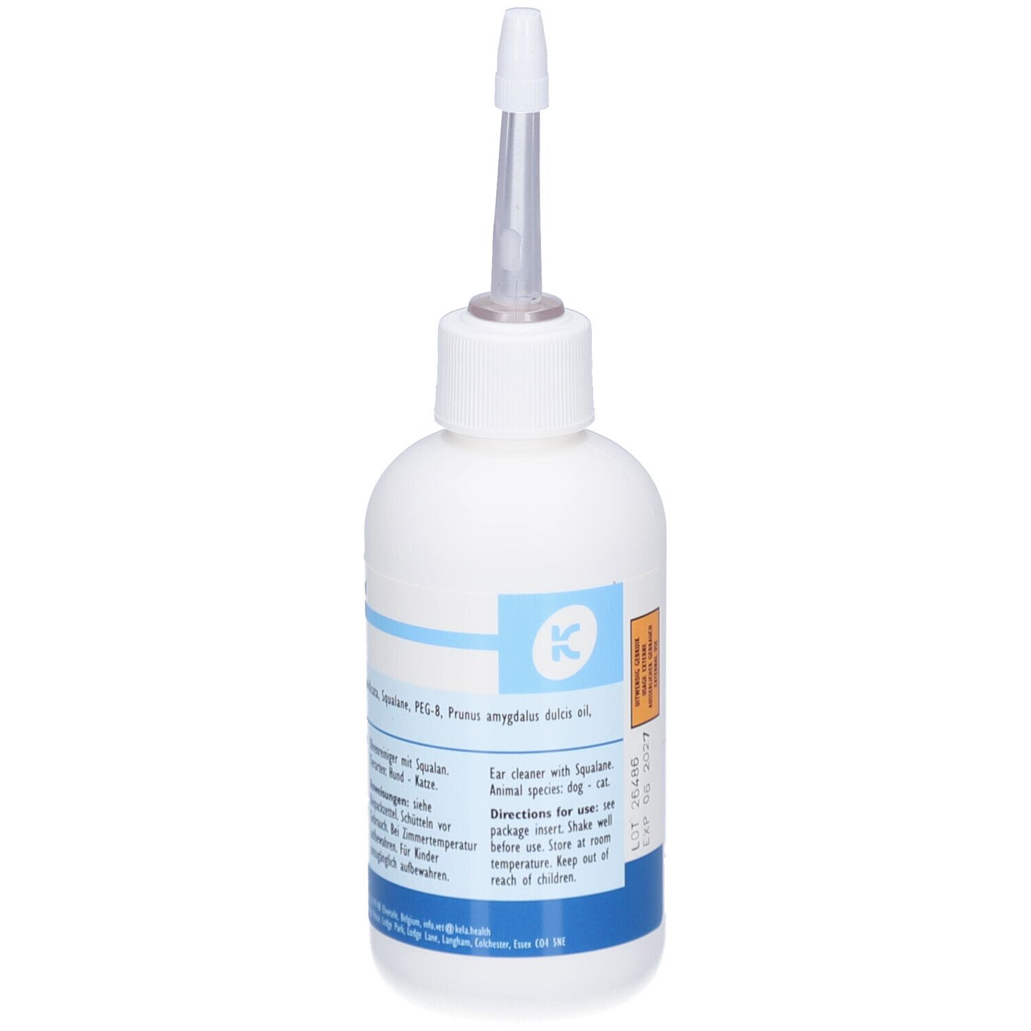 Witte fles met applicator. Blauwe etiketten met tekst. Kela Auri Cleaner.