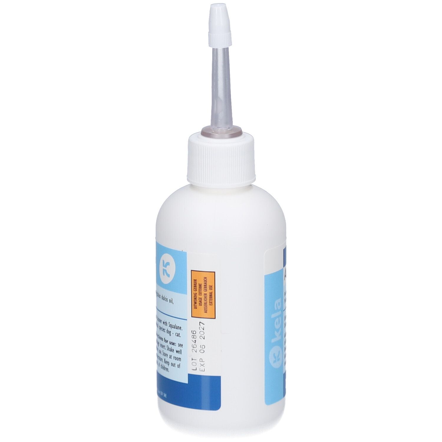Witte fles met applicator. Blauwe etiketten met tekst. Kela Auri Cleaner.