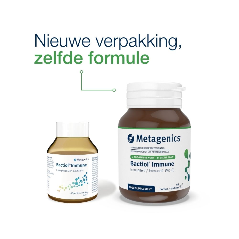 Twee flessen Bactiol® Immune. Een kleine en een grote. Tekst: Nieuwe verpakking, zelfde formule.