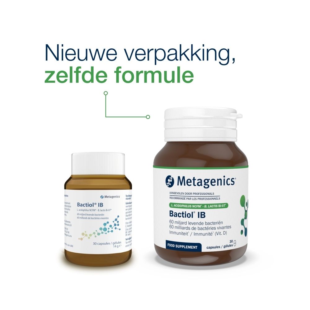 Twee flessen, een kleine, een grote. Beide met Bactiol IB etiket. Tekst: Nieuwe verpakking, zelfde formule.