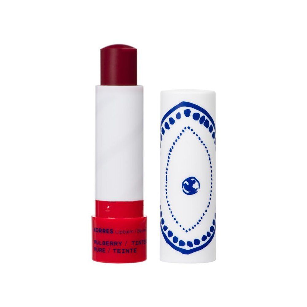KORRES Lippenbalsem Braam, dop eraf toont donkerrode lippenbalsem.