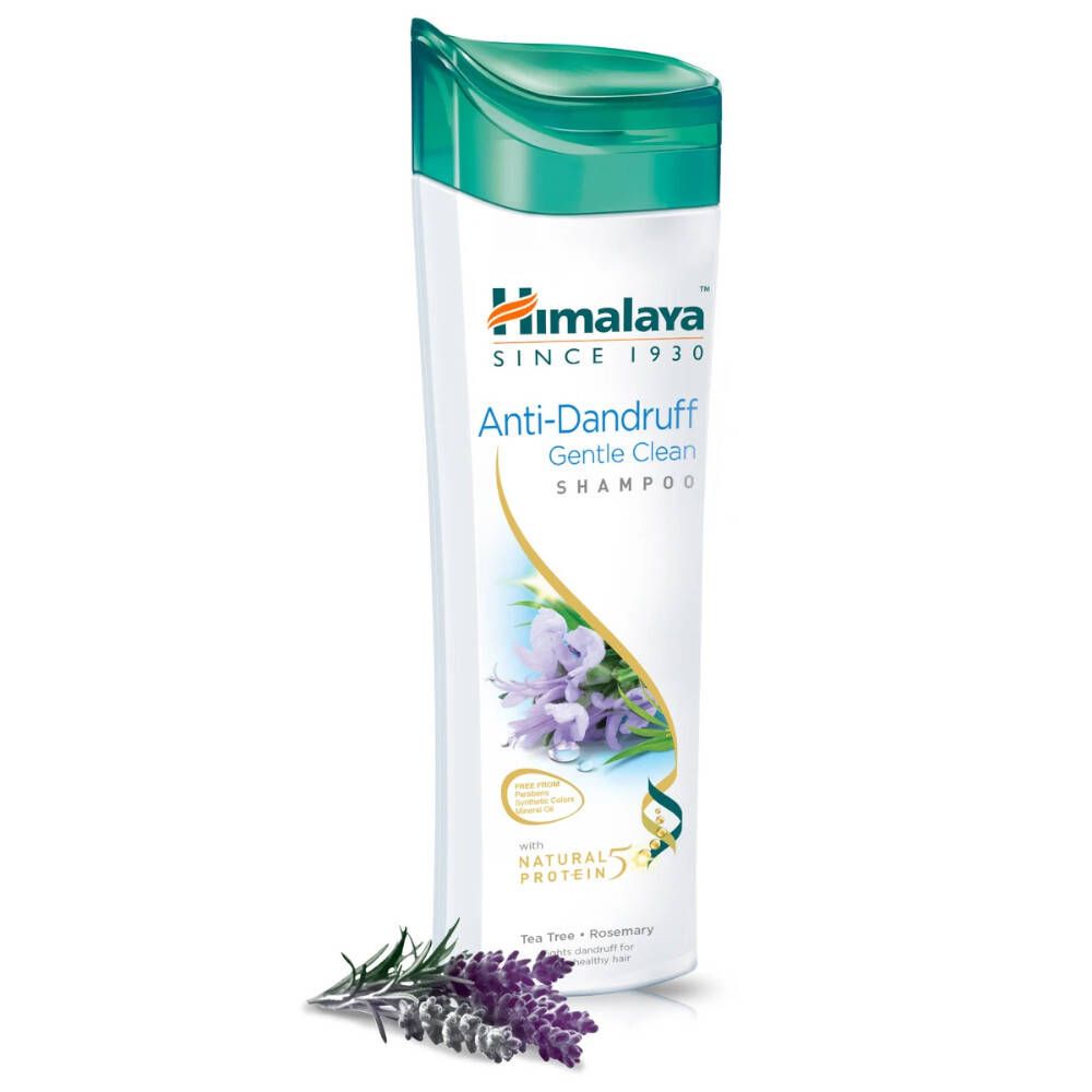 Witte en groene shampoo fles. Opschrift Himalaya, Anti-roos, Zachte reiniging. Met bloemen- en kruidenafbeelding.