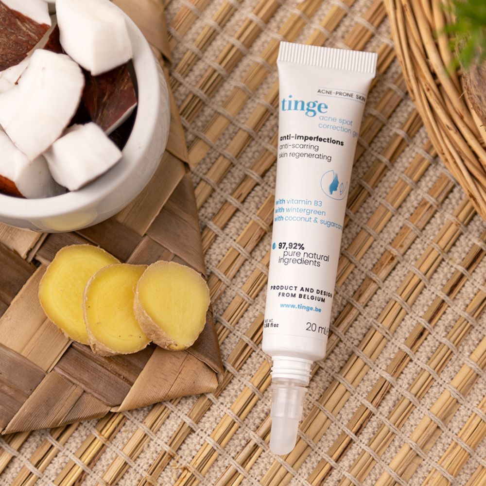 Productverpakking en tube. Verpakking: wit, tekst: tinge, acne spot correction gel. Tube: wit, tekst: anti-imperfecties.