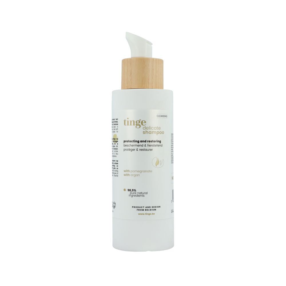 Fles Tinge Delicate Shampoo met pompdop en houten deksel, vooraanzicht.