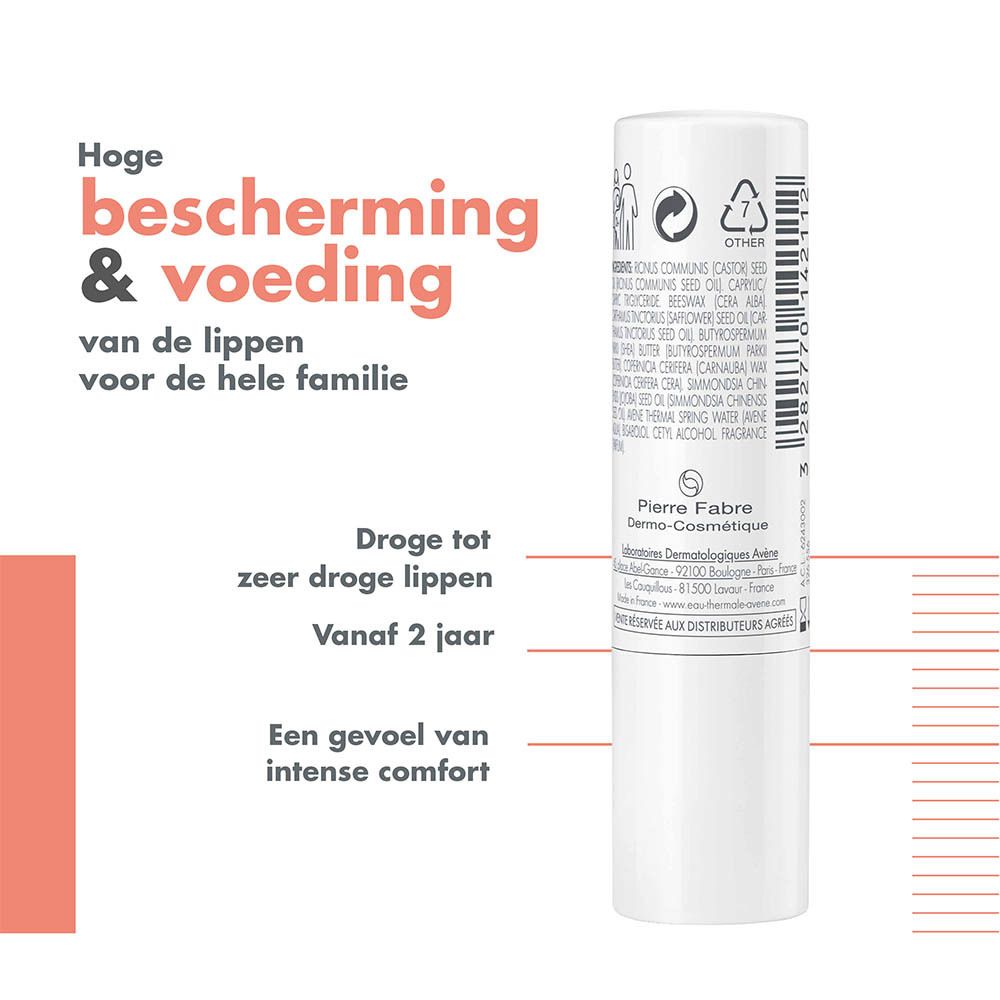 Witte lippenbalsemstift met belettering, aangebracht op de lippen.