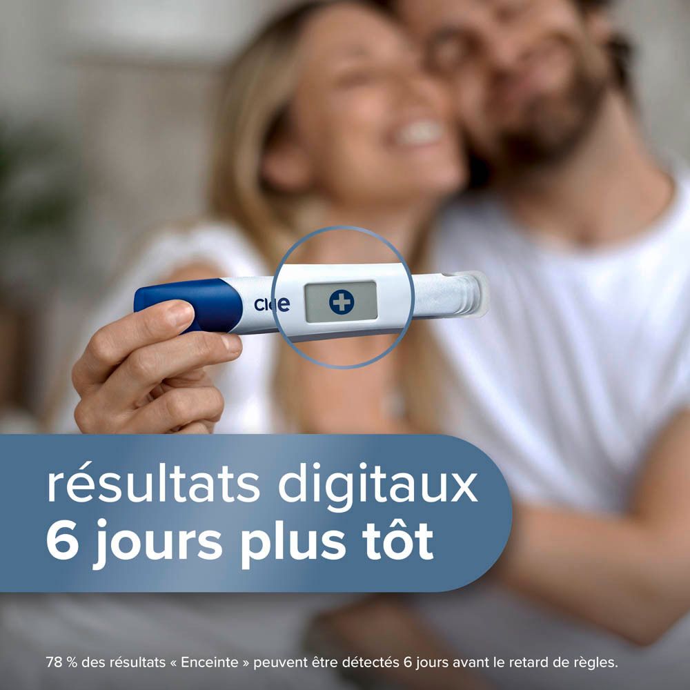 Personne tenant un test Clearblue. Symbole de la croix sur l'écran.