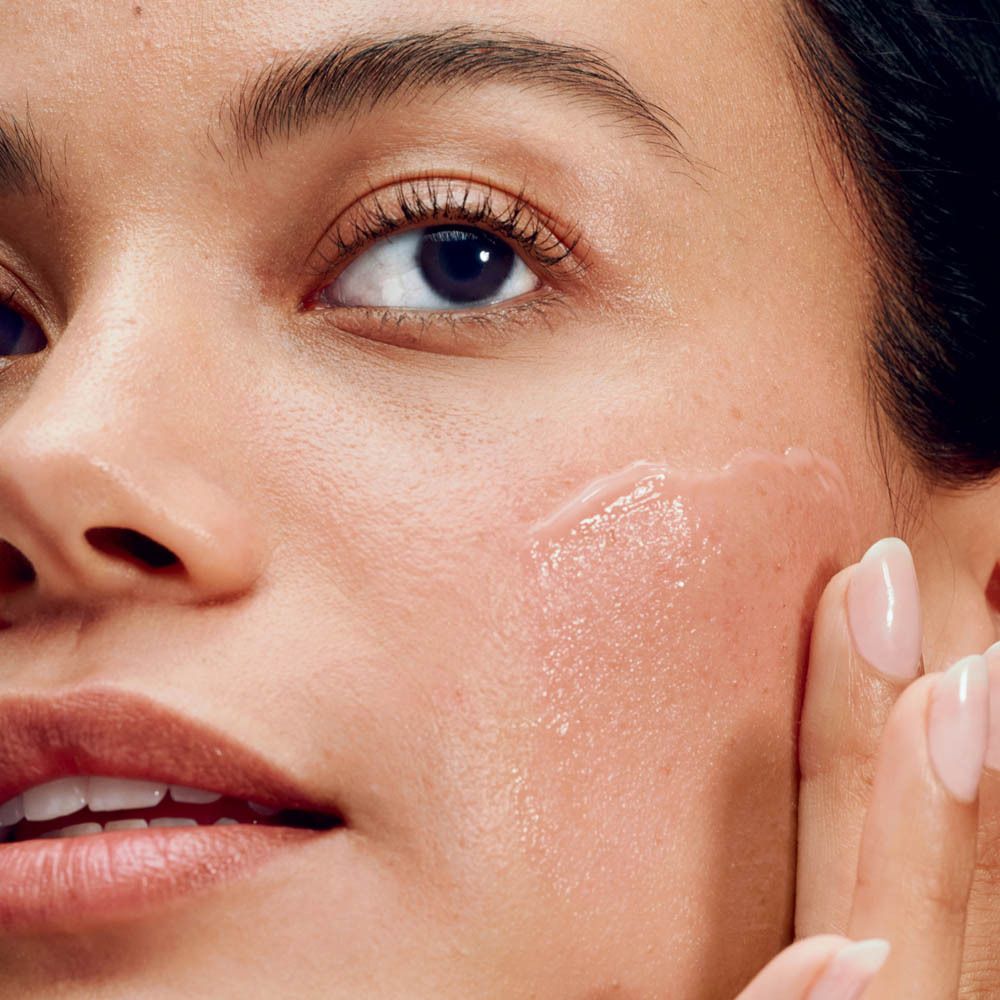 Texture crémeuse de CLINIQUE Moisture Surge 100H Auto-Replenishing Hydrator appliquée sur la peau.