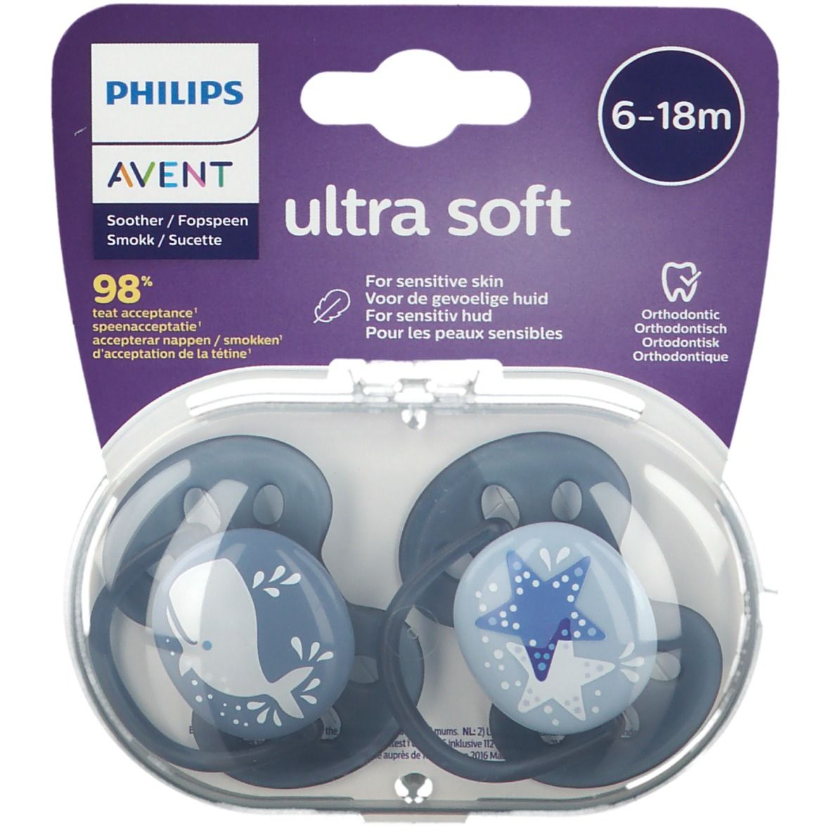 Twee blauwe fopspenen in een transparante verpakking. Op de verpakking staat "AVENT Ultra Soft" en "6-18m".
