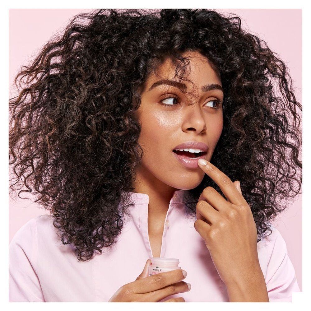 Nuxe lippenbalsem: glazen pot met roze deksel, etiket met Nederlandse tekst.
