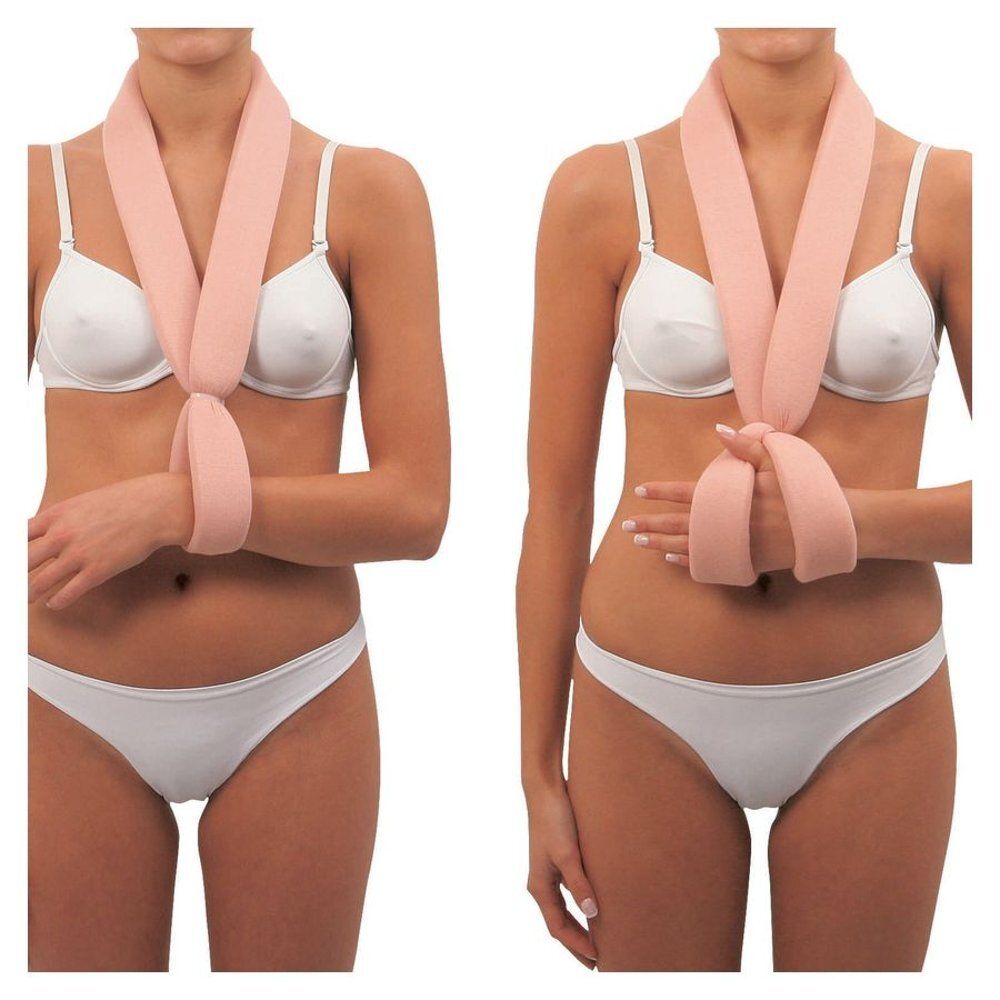 Deux femmes portant une écharpe rose. L'écharpe soutient le bras.