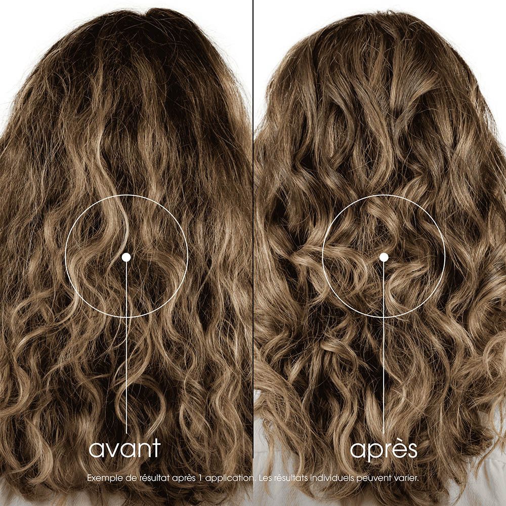 Comparaison avant/après de cheveux bouclés traités avec un produit.