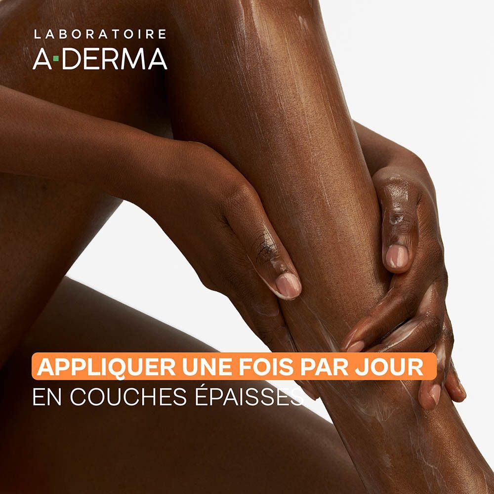 Crème appliquée sur une jambe. Texte: Appliquer une fois par jour en couches épaisses. Logo A-DERMA.