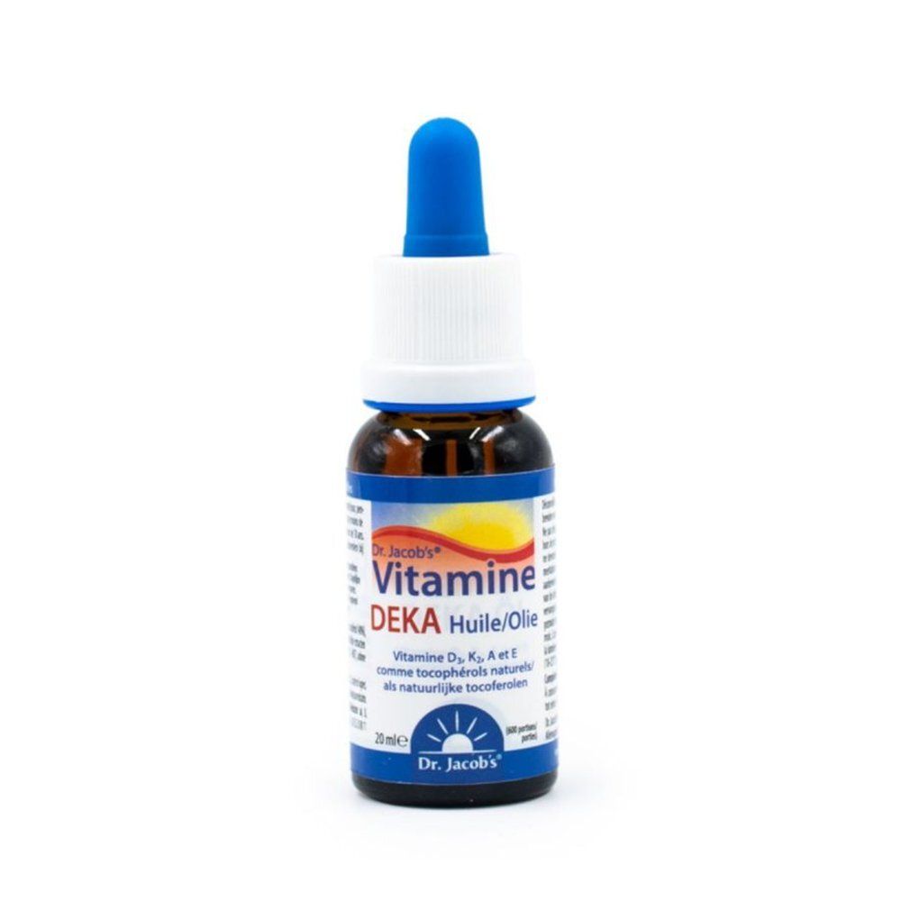 Flacon en verre brun avec compte-gouttes bleu. Inscription : Dr. Jacob's Vitamine DEKA. Contient vitamines D, K, A & E.