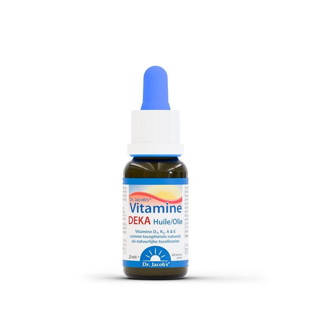 Bruine glazen fles met blauwe druppelaar. Opschrift: Dr. Jacob's Vitamine DEKA. Bevat vitaminen D, K, A & E. 20ml.